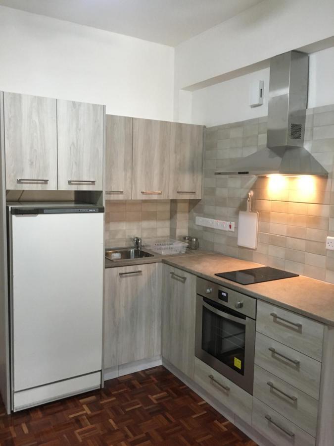 Larnaca Beach Apartment 1A Bagian luar foto
