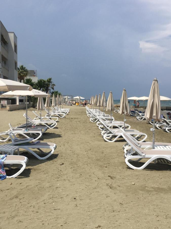 Larnaca Beach Apartment 1A Bagian luar foto