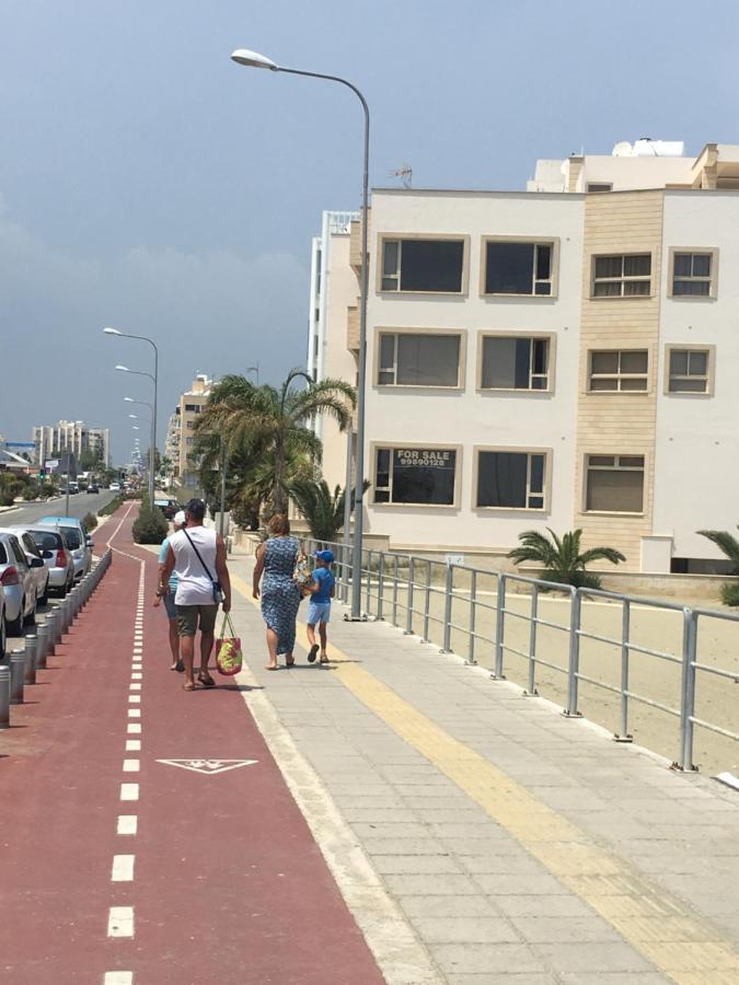 Larnaca Beach Apartment 1A Bagian luar foto