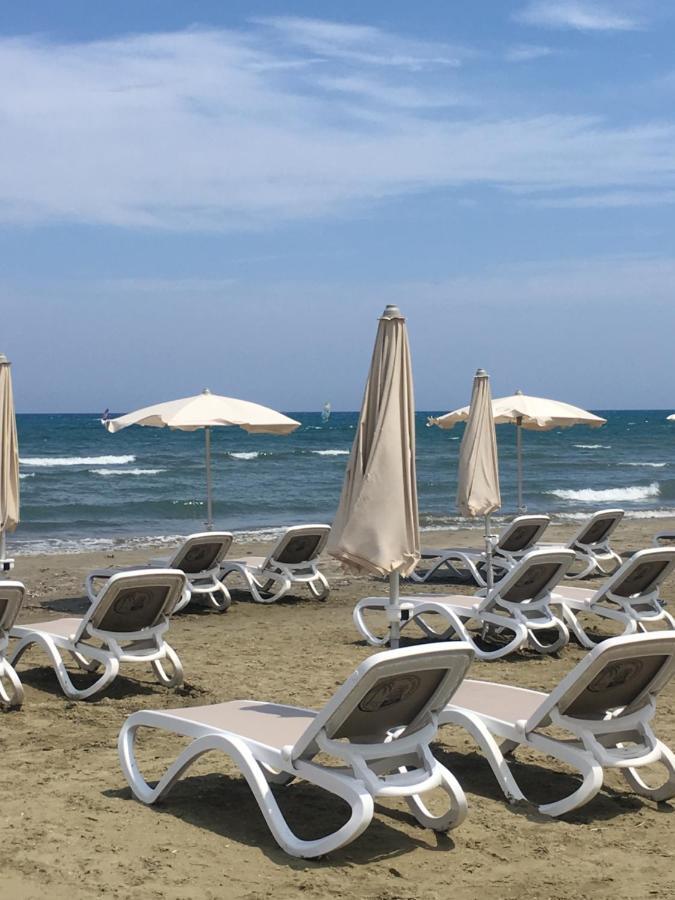 Larnaca Beach Apartment 1A Bagian luar foto